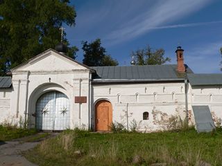 Николо-Улейминский монастырь, Святые врата и домик привратника.