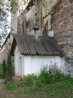 Борисоглебский, Борисо-Глебский монастырь. Келья преподобного Иринарха была восстановлена в 1990 году на месте разрушенной.