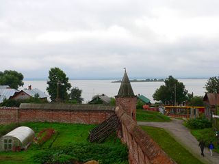 Вид на озеро Неро со стены Ростовского кремля.