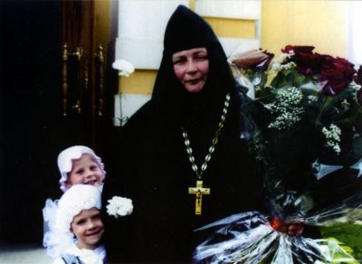 Настоятельница монастыря монахиня Мария с вопитанницами приюта