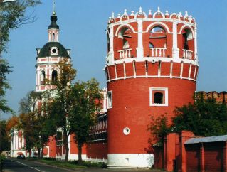 Западная стена и угловая башня Донского монастыря