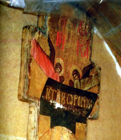 Реставрация образа  Животворящего Креста Господня, верхняя часть Распятия. Греческие слова «Ставру Икон», означающие «Образ Креста» (фото 2002 г.)