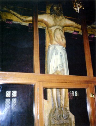 Крест Господень в киоте на темном убранстве (фото 2003 г.)