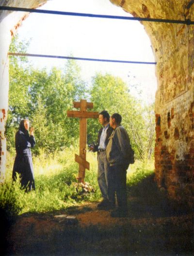 Памятный крест на месте явления Креста Господня (фото 1997 г.)