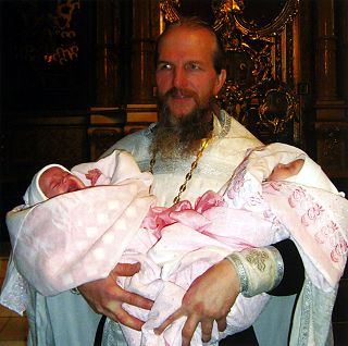 Иерей Игорь Тарасов только что крестил младенцев, спасенных благодаря деятельности центра «Жизнь».