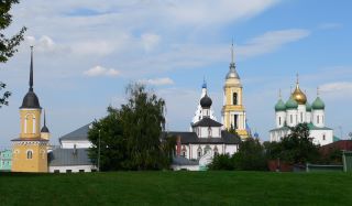 Вид на Свято-Троицкий Ново-Голутвин монастыряь от Ямской башни Коломенского кремля.