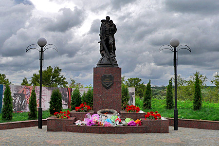 Серпухов, памятник воину-освободителю на Соборной горе.
