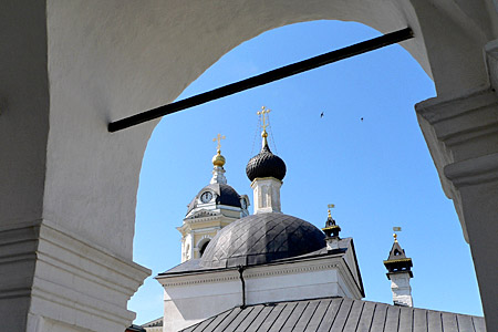 Серпухов, Высоцкий мужской монастырь, вид с галереи Анно-Зачатьевского собора.
