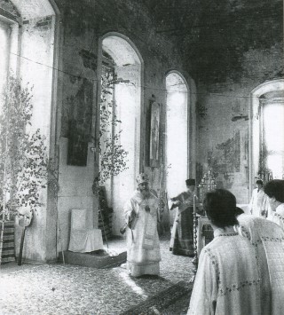 Первое архиерейское богослужение в монастыре архиепископа Пензенского и Кузнецкого Серафима. в праздник Святой Троицы 1991 год.