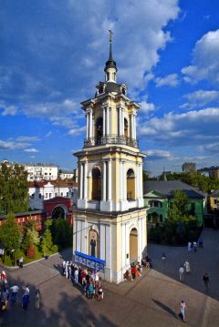 Воссозданная колокольня на соборной площади Покровского монастыря