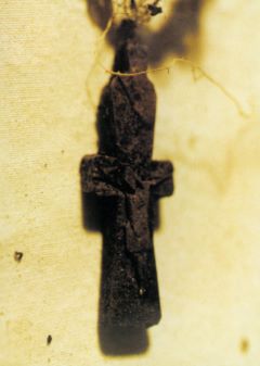 Нательный крест, с которым была погребена блаженная старица Матрона