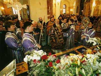 Святейший Патриарх Московский и всея Руси Алексий II совершает молебен у мощей Святой Праведной блаженной Матроны Московской