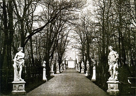 Большая аллея в Летнем саду. Фотография А. Лоренса. Конец 1860-х — начало 1870-х годов.