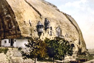 Вход в пещерные храмы Инкерманского Свято-Климентовского монастыря. Фото конца XIX в.
